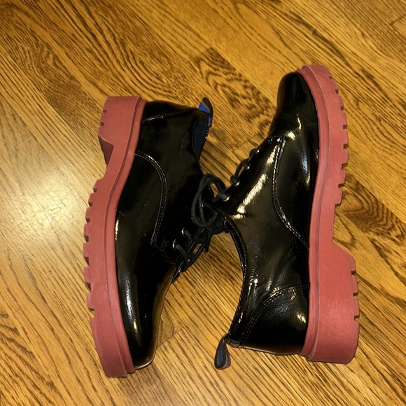 Classy Ladies Patent Oxfords - Picture 1 of 8